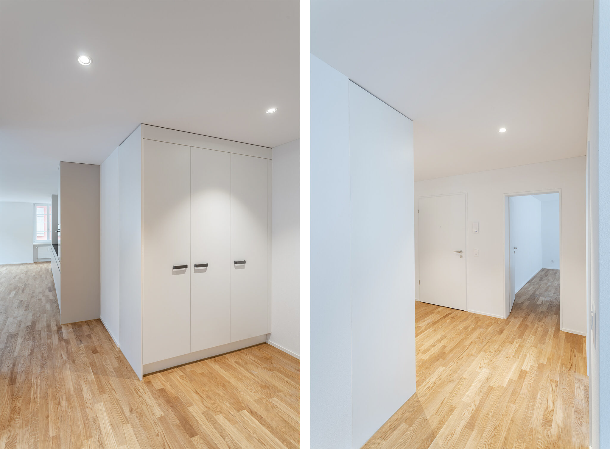 Moderne Architekturfotografie eines lichten Wohnbereichs mit weißer Küche, Holzboden und großen Fenstern