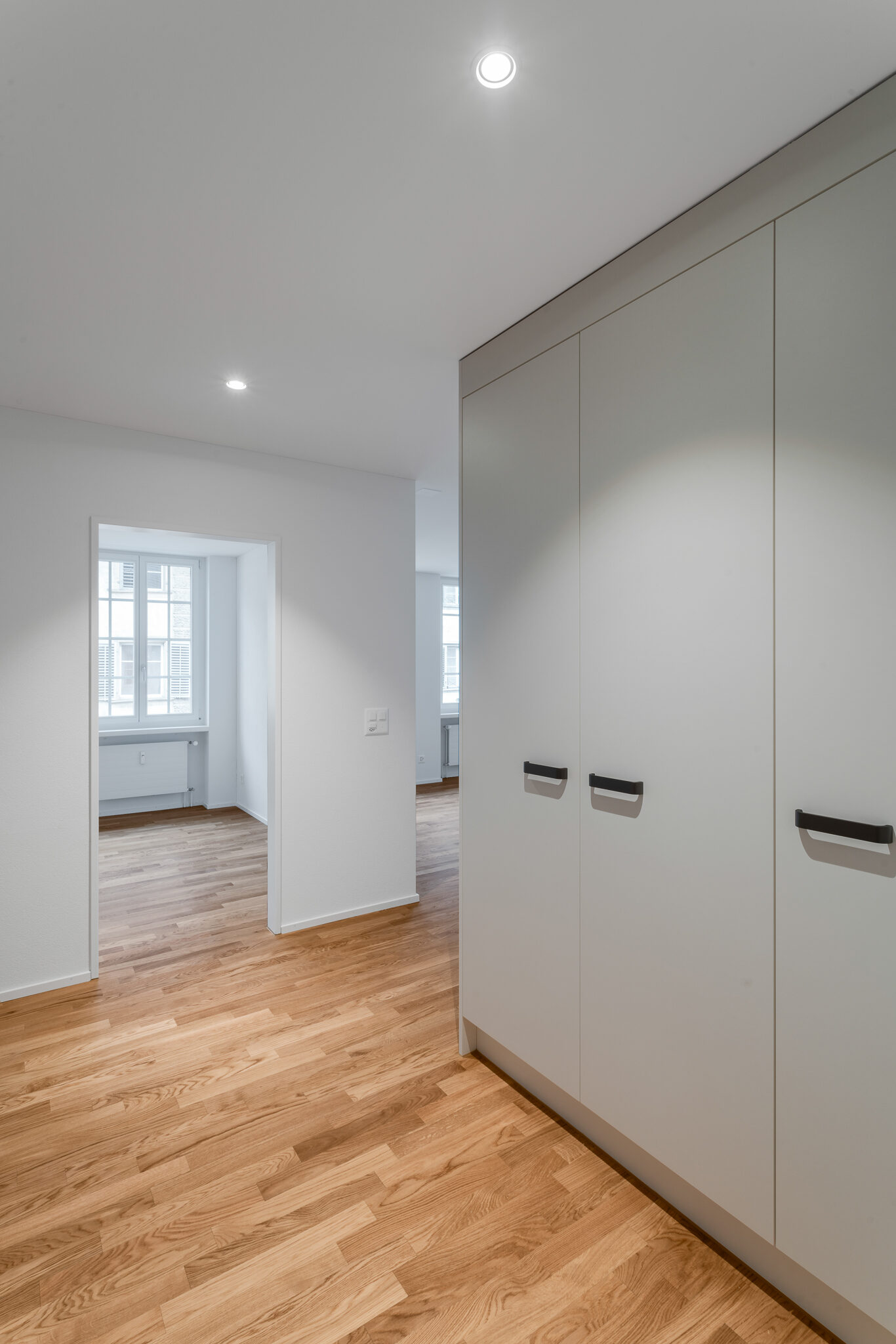 Architekturfotografie einer modernen Deckengestaltung mit indirekter Beleuchtung und Möbelentwürfen in Bad Zurzach