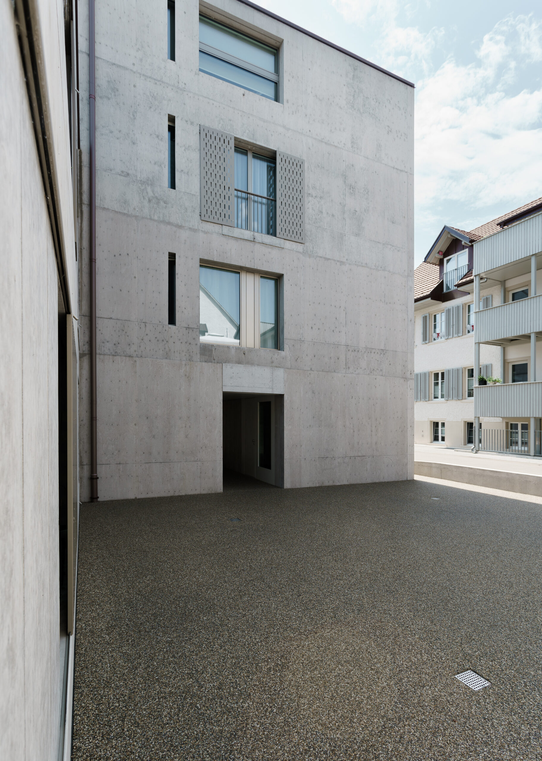 Altstadthaus Klingnau - Moderne Betonarchitektur mit durchgängigen Fensterreihen und Fassadendetails - Architekturfotografie
