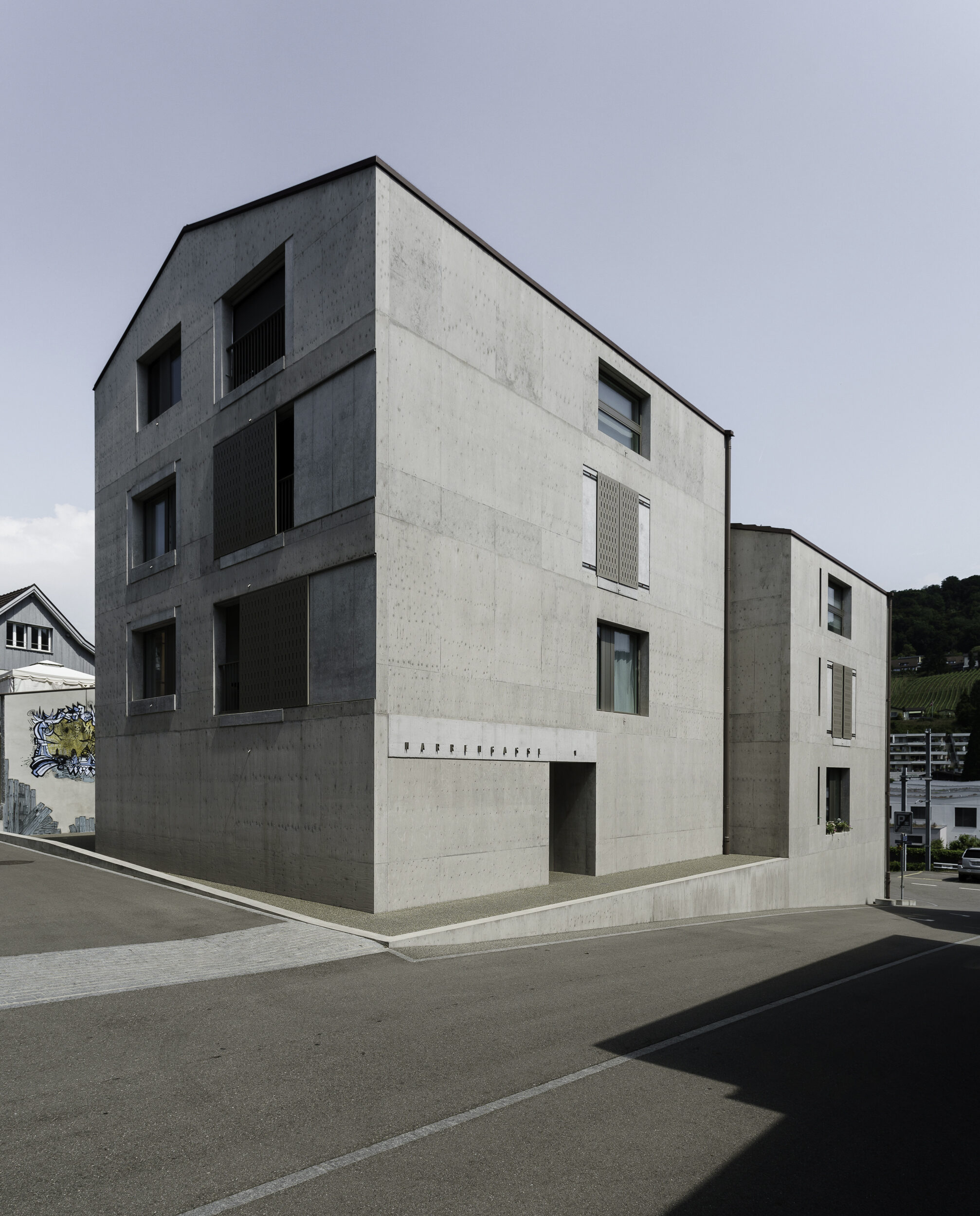 Altstadthaus Klingnau Gesamtansicht - Modernes Gebäude mit geometrischer Form und gemischter Fassade - Architekturfotografie Schweiz