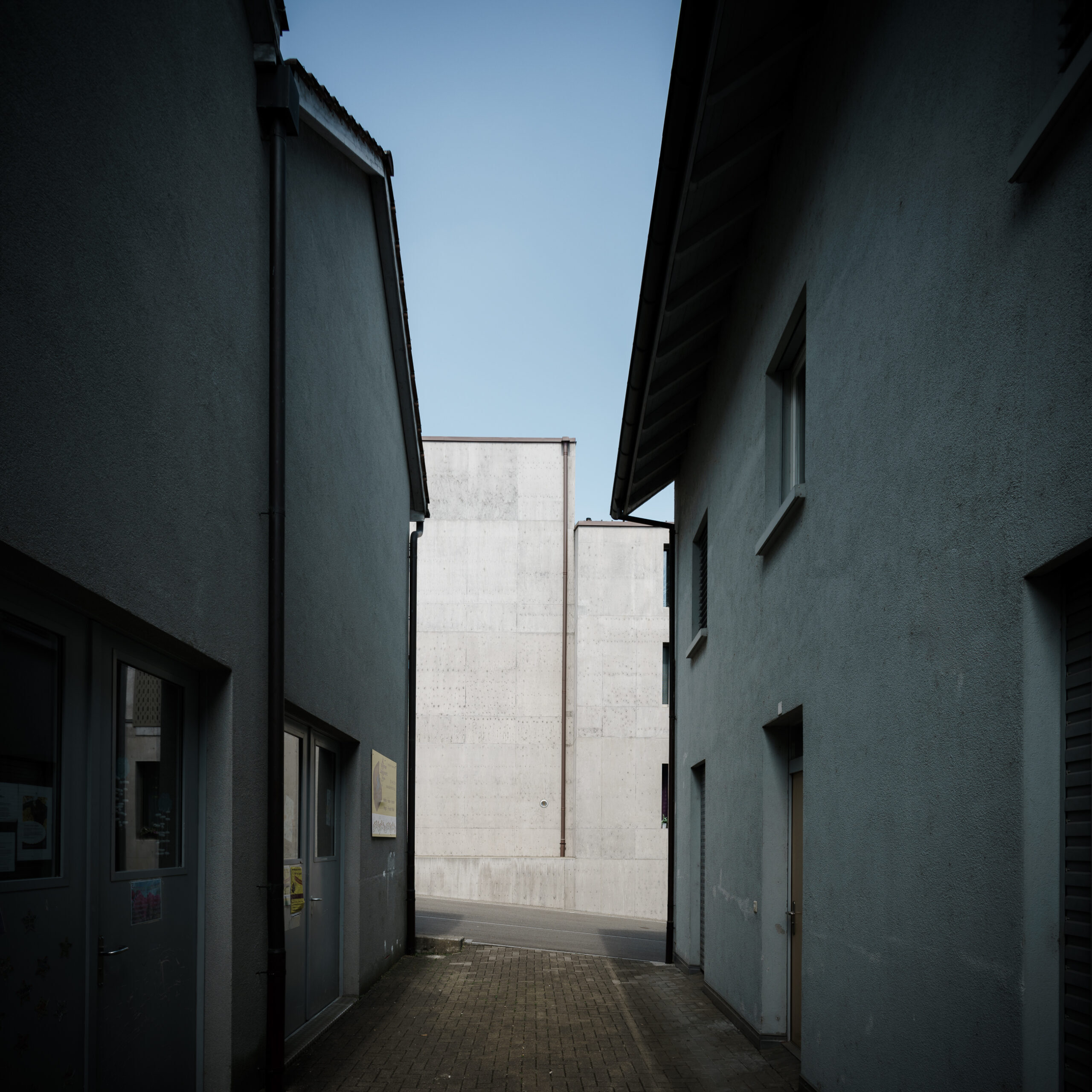 Innenhof und Zugang - Betongebäude mit moderner Architektur - Licht und Schatten Fotografie